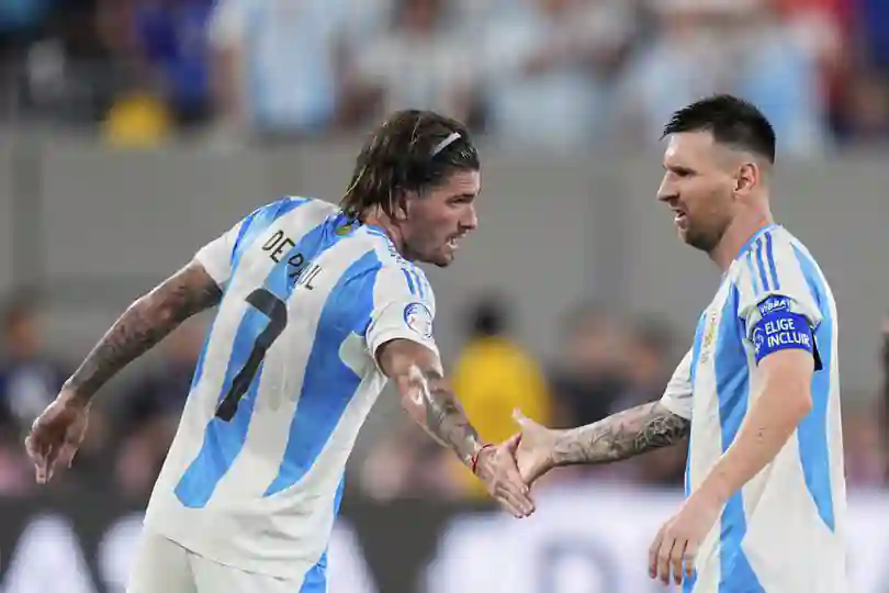 Dua pemain Argentina, Rodrigo De Paul dan Lionel Messi (@  AP Photo: Julia Nikhinson)