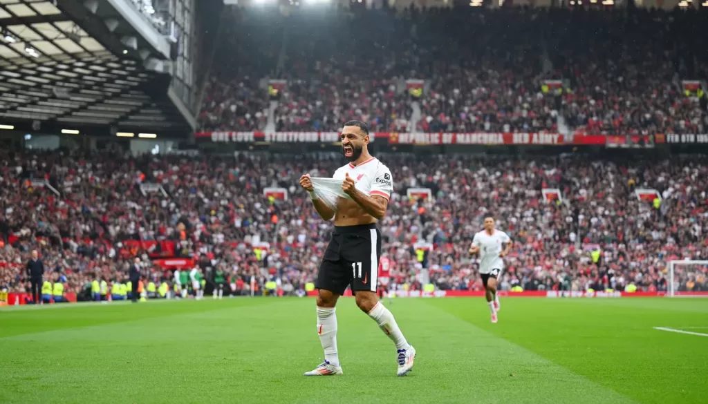 Mohamed Salah selebrasi setelah mencetak gol ke-10 dalam sembilan penampilan di Old Trafford pada pertandingan Manchester United 0-3 Liverpool Liga Inggris 2023-24 (c) Foto: Premier League