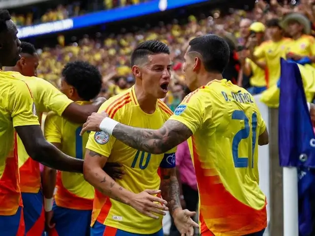 James Rodriguez merayakan gol bersama rekan satu timnya pada 24 Juni 2024 (© Reuters)