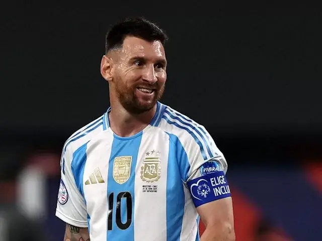 Lionel Messi beraksi untuk Argentina pada Juni 2024 (© Reuters)