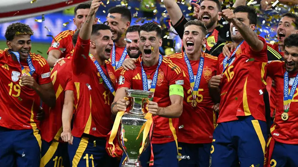 Kapten Spanyol Álvaro Morata dengan trofi | AFP melalui Getty Images