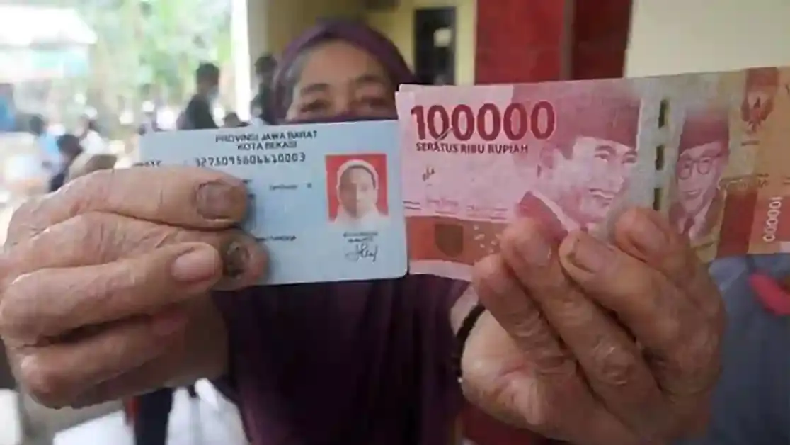 Pemerintah melanjutkan program BLT Dana Desa pada 2023 sebesar Rp 300 ribu setiap bulan dengan aturan dan syarat penerima yang baru.