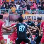 Laga antara Persija Jakarta vs Arema FC di Stadion Patriot Chandrabhaga pada pekan ke-24 BRI Liga 1 2022/2023, Minggu 12 Februari 2023, Macan Kemayoran berhasil menduduki puncak klasemen sementara.