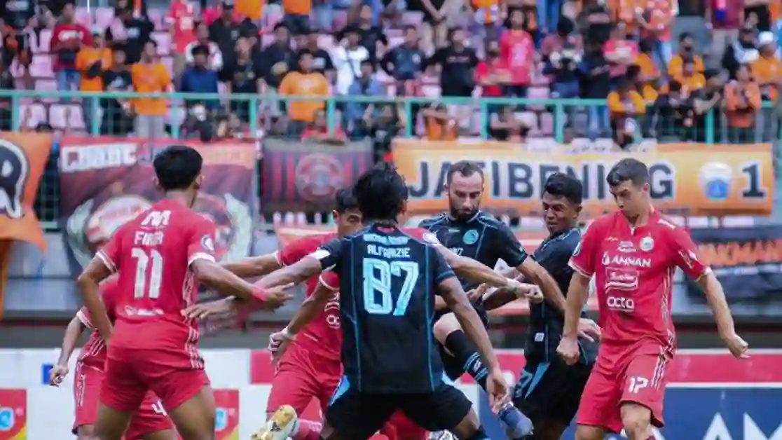 Laga antara Persija Jakarta vs Arema FC di Stadion Patriot Chandrabhaga pada pekan ke-24 BRI Liga 1 2022/2023, Minggu 12 Februari 2023, Macan Kemayoran berhasil menduduki puncak klasemen sementara.