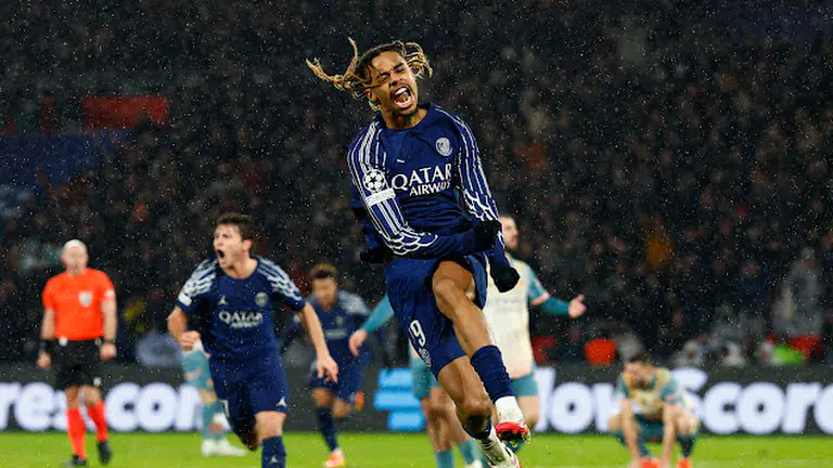 Bradley Barcola dari Paris St Germain merayakan gol kedua mereka melawan Manchester City di Parc des Princes, Paris, Prancis. Foto: Gonzalo Fuentes/Reuters