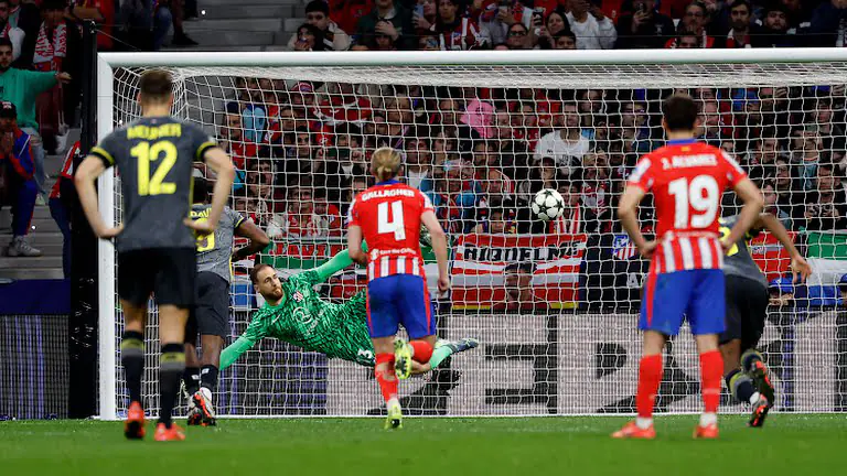 Jonathan David dari Lille, kedua dari kanan, mencetak gol kedua bagi timnya selama pertandingan pembukaan Liga Champions antara Atletico Madrid dan Lille di Stadion Metropolitano di Madrid, Spanyol, Rabu, 23 Oktober 2024. (Foto AP/Manu Fernandez)