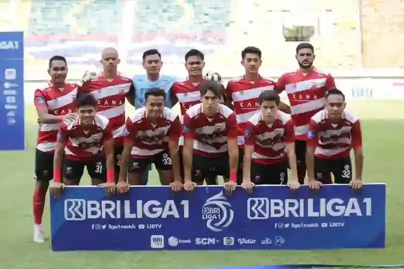 Pemain Madura United foto bersama sebelum pertandingan melawan Persikabo 1973 dalam laga pekan kesembilan BRI Liga 1 2023/2024 di Stadion Wibawa Mukti, Cikarang, Sabtu (19/8/2023). (c) Abdul Aziz