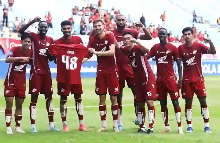 Pemain PSM  Makassar merayakan gol vs Persis Solo dengan menunjukkan jersey M Arfan yang mengalami cedera pada pekan perdana Liga 1 2024/2025 di Stadion Batakan, Kota Balikpapan, Sabtu, 10 Agustus 2024. (Ofisial PSM Makassar)