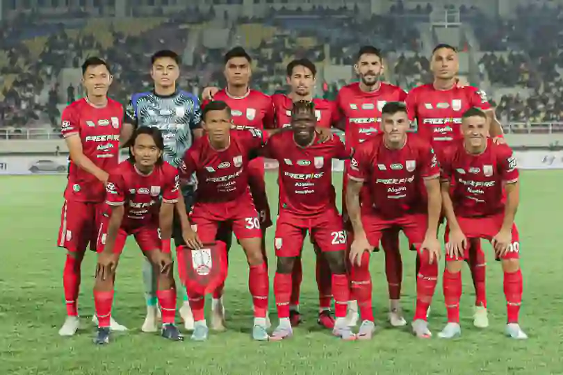 Skuad Persis Solo saat melawan Jeonbuk Hyundai pada pramusim menyambut BRI Liga 1 2023/2024. (c) Persis Solo Official