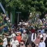 Tradisi mengarak perahu dan membagikan makanan dari hasil bumi di kawasan Pasar Lama, Tangerang, Banten, untuk memperingati hari kelahiran Nabi Muhammad SAW. FOTO: ANTARA/Sulthony Hasanuddin/foc.