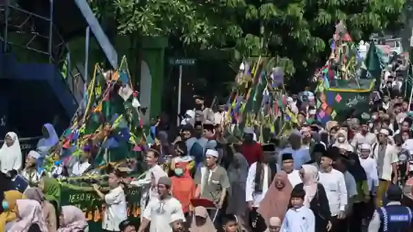 Tradisi mengarak perahu dan membagikan makanan dari hasil bumi di kawasan Pasar Lama, Tangerang, Banten, untuk memperingati hari kelahiran Nabi Muhammad SAW. FOTO: ANTARA/Sulthony Hasanuddin/foc.