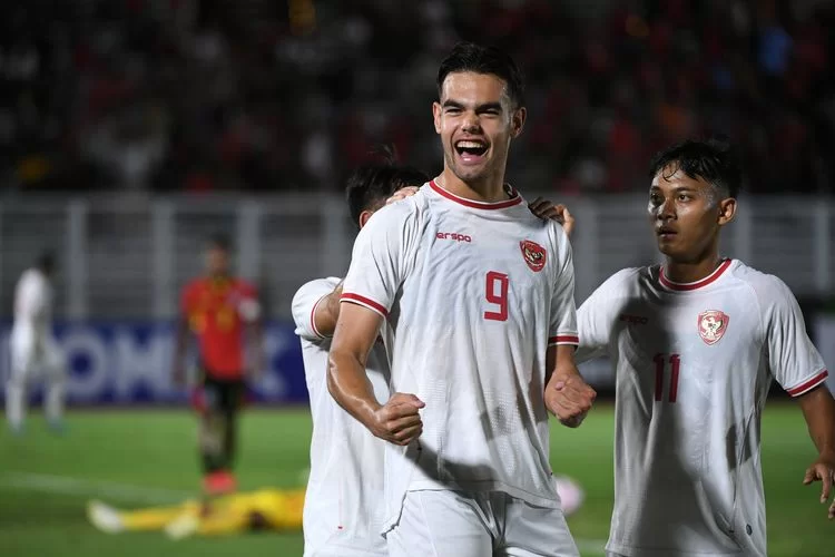 Pesepak bola Timnas Indonesia U-20 Jens Raven (kiri) melakukan selebrasi usai mencetak gol ke gawang Timnas Timor Leste U-20 pada Kualifikasi Piala Asia U-20 2025 di Stadion Madya Gelora Bung Karno, Jakarta, Jumat (27/9/2024). ANTARA FOTO/Hafidz Mubarak A/sgd/foc.(Hafidz Mubarak A/AFP)
