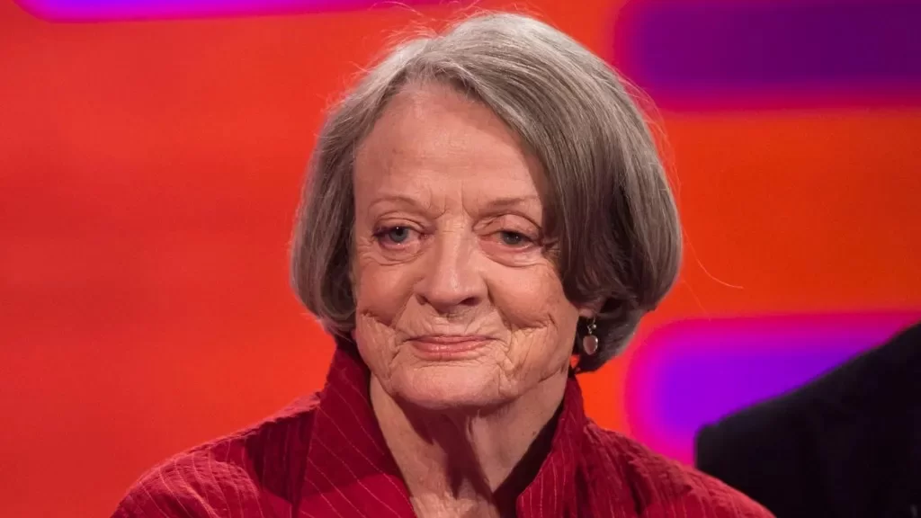 PA Media Dame Maggie Smith mengenakan jaket merah pada tahun 2015. (c) BBC