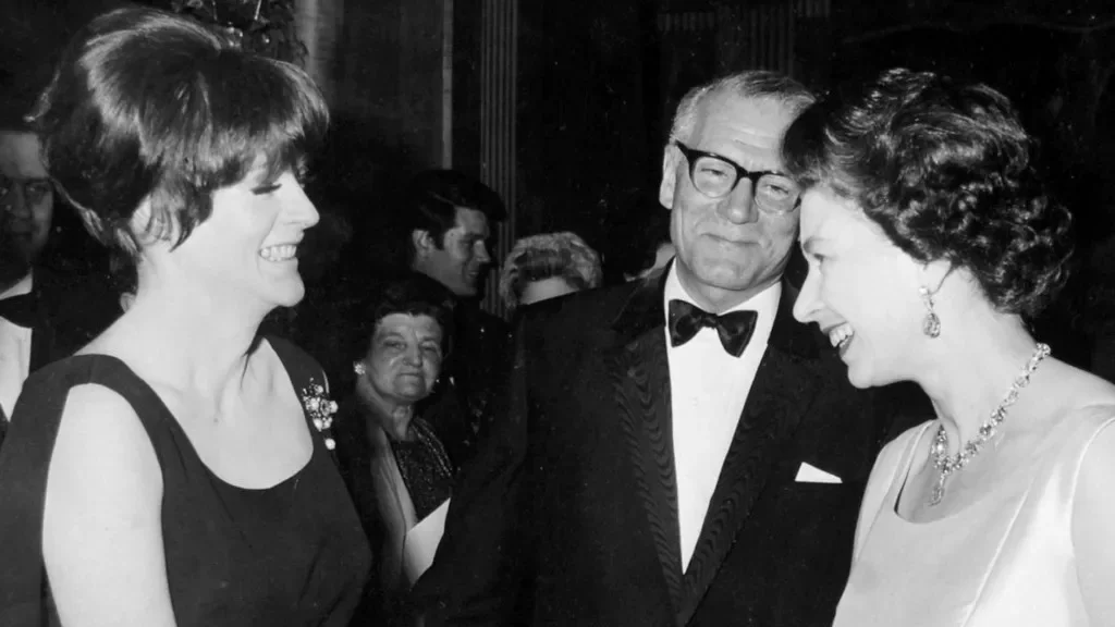 Ratu Elizabeth II dari PA Media saat dipersembahkan kepada Dame Maggie Smith oleh Sir Laurence Olivier, saat Ratu menghadiri pemutaran perdana film Othello di Odeon Theatre di London pada tahun 1966. (c) BBC