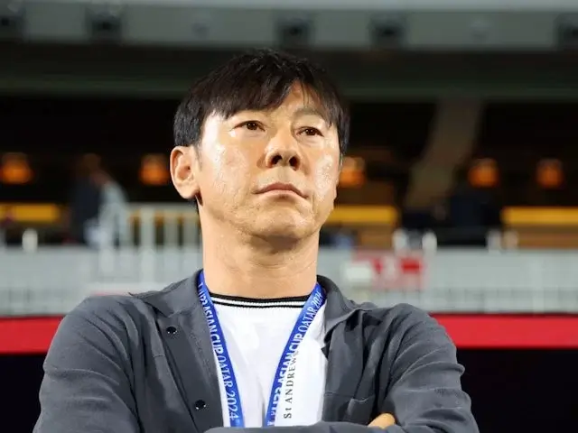 Manajer Indonesia Shin Tae Yong bereaksi saat timnya bertanding melawan Irak di AFC pada 2 Mei 2024. © Imago