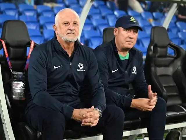 Pelatih Australia Graham Arnold (kiri) dan asisten pelatih Rene Meulensteen (kanan) selama pertandingan kualifikasi Piala Dunia FIFA melawan Bahrain pada 5 September 2024. © Imago