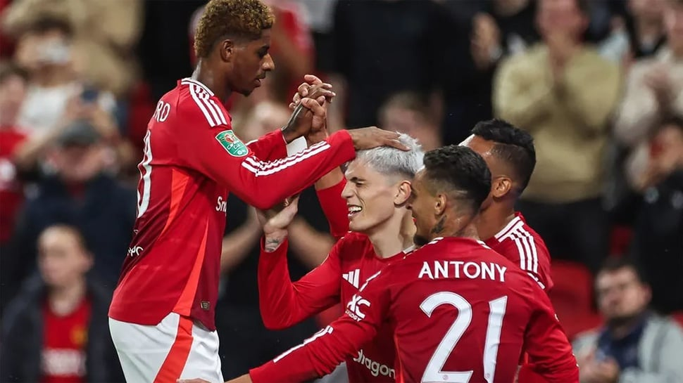 Pemain MU United merayakan gol Alejandro Garnacho (tengah) ke gawang Barnsley dalam laga putaran ketiga Carabao Cup di Old Trafford Manchester Inggris Selasa (17/9/2024). ANTARAFOTO/Mark Cosgrove/News Images/Sipa USA/Reuters Con/foc.