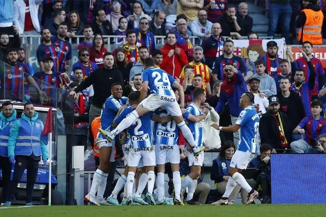 Para pemain Espanyol melakukan selebrasi setelah membobol gawang Barcelona pada pekan ke-15 Liga Spanyol 2022/2023, Sabtu (31/12/2022) WIB. (c) AP Photo/Joan Monfort