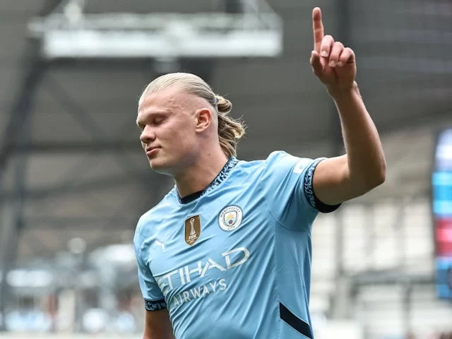 Erling Haaland dari Manchester City merayakan gol pertamanya pada 14 September 2024. (c) Imago