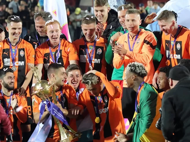 Shakhtar Donetsk merayakan kemenangan Piala Ukraina pada bulan Mei 2024. (c) Imago