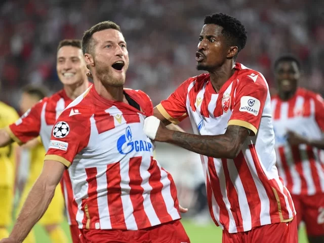 Nebojska Parausic dari Red Star Belgrade merayakan kemenangan bersama rekan satu timnya pada 28 Agustus 2024. (c) Imago