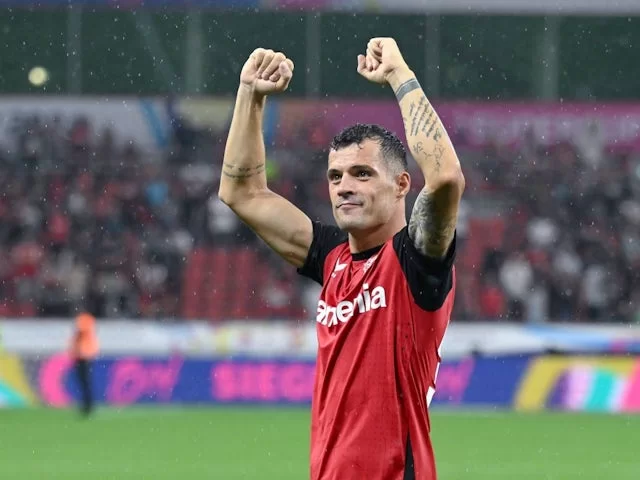 Granit Xhaka dari Bayer Leverkusen merayakan kemenangan di final Piala Super melawan Stuttgart pada 17 Agustus 2024 [pada 21 Agustus 2024]. (c) Imago