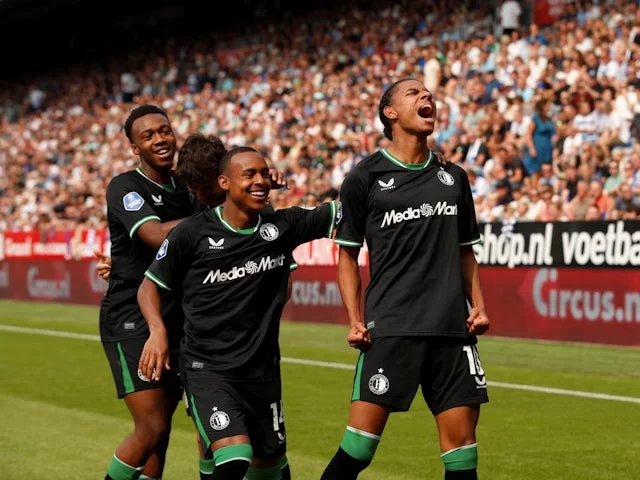 Antoni Milambo, Igor Paixao dan Calvin Stengs dari Feyenoord merayakannya pada 18 Agustus 2024. (c) Imago