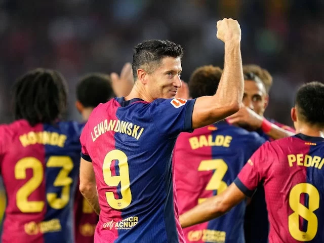 Pemain Barcelona Robert Lewandowski merayakan golnya pada 24 Agustus 2024. (c) Imago