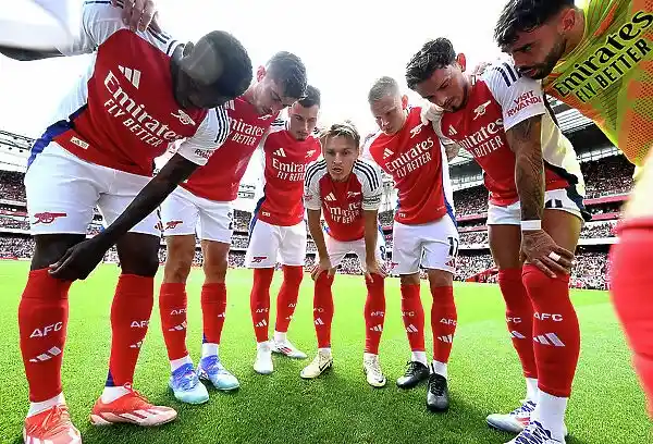 Martin Odegaard dari Arsenal dan rekan-rekannya berkumpul sebelum pertandingan Persahabatan Pra-Musim antara Arsenal FC dan Olympique Lyonnais di Stadion Emirates pada 11 Agustus 2024 di London, Inggris. (Foto oleh Stuart MacFarlane/Arsenal FC via Getty Images)