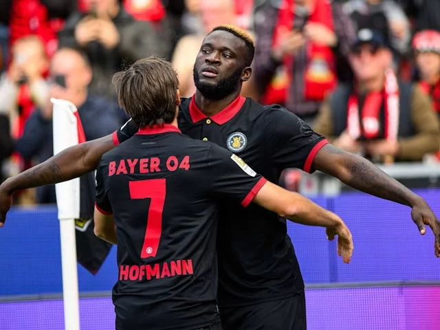 Jonas Hofmann dan Victor Boniface dari Bayer Leverkusen merayakan kemenangan pada 5 Oktober 2024. (c) Imago