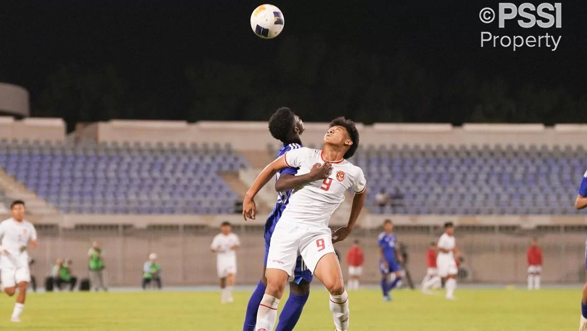 Penyerang Timnas Indonesia U-17 Mochamad Mierza Fijatullah duel dengan pemain Kuwait dalam laga Kualifikasi Piala Asia U-17 2025. (Dok PSSI)