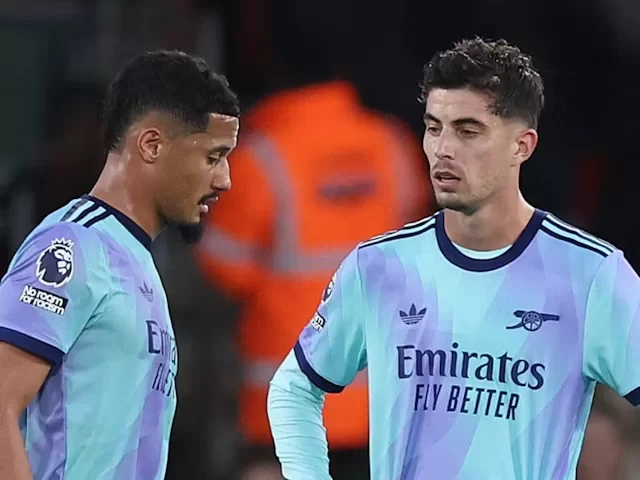 Reaksi William Saliba dan Kai Havertz dari Arsenal setelah yang pertama dikeluarkan pada 19 Oktober 2024. Foto: Imago