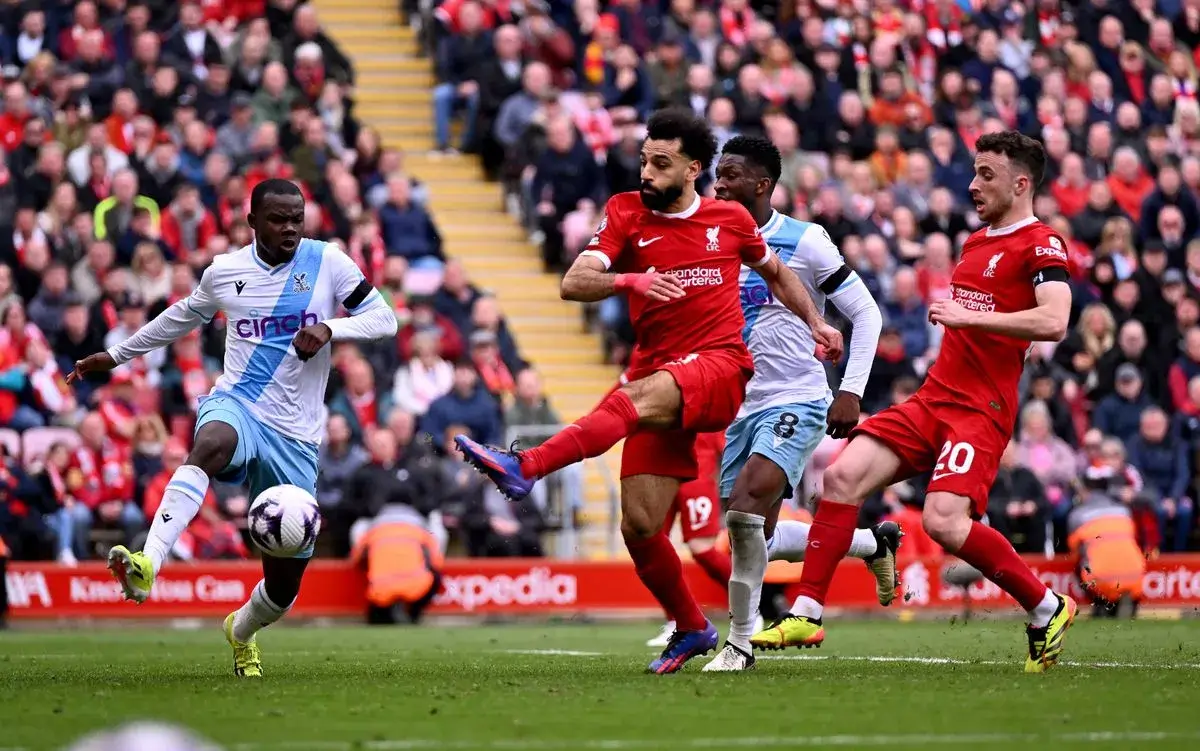 Mohamed Salah melihat tendangannya di akhir pertandingan diblok di kotak penalti (Gambar: Liverpool FC via Getty Images)