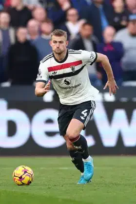 Matthijs de Ligt dari Manchester Utd maju menguasai bola pada laga versus West Ham di Stadion London, London, Inggris, pada 27 Oktober 2024. (c) IMAGO