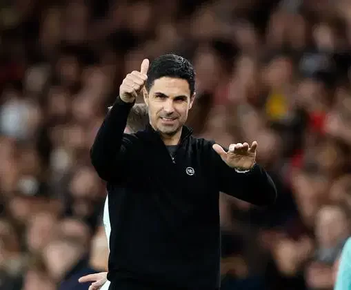 Mikel Arteta sang manajer Arsenal memberi isyarat di pinggir lapangan saat pertandingan Liga Inggris antara Arsenal vs Liverpool di Stadion Emirates, Islington, London, Inggris pada 27 Oktober 2024. Foto: IMAGO/Shutterstock