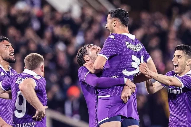 Selebrasi para pemain Fiorentina pada pertandingan antara Fiorentina vs Atalanta di leg 1 semifinal Coppa Italia 2023/2024 (c) Instagram/acffiorentina