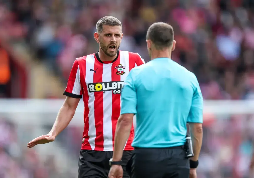 Jack Stephens, Bek asal Shoutampton diberi kartu merah langsung karena tekelnya saat kalah di kandang sendiri melawan Manchester United pada pertengahan September dan sejak itu telah absen dalam tiga pertandingan seperti biasa. Foto: southamptonfc.com