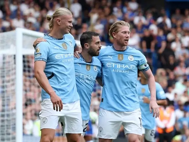 Erling Haaland dari Manchester City merayakan gol pertamanya bersama Kevin De Bruyne dan Bernardo Silva pada 18 Agustus 2024. (c) Imago