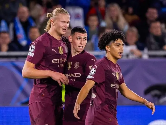 Erling Haaland dari Manchester City merayakan kemenangan bersama Phil Foden dan Rico Lewis pada 1 Oktober 2024. (c) Imago