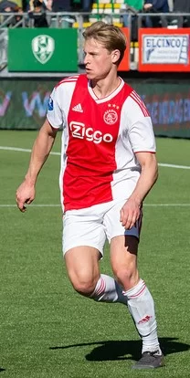 De Jong bermain untuk Ajax pada tahun 2019. (c) Wikipedia