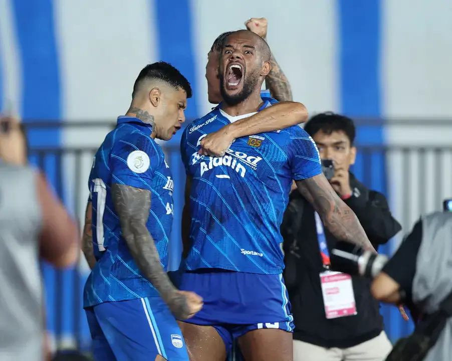 David Da Silva dari Persib Bandung melakukan selebrasi setelah mencetak gol ke gawang Madura United pada laga leg 1 final Championship Series BRI Liga 1 2023/2024 antara Persib Bandung melawan Madura United di Stadion Si Jalak Harupat, Bandung, Minggu (26/05/2024). (c) Foto: Bola.com/M Iqbal Ichsan