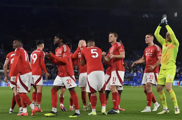 Pemain Nottingham Forest bertepuk tangan kepada para pendukungnya sebelum pertandingan Liga Primer antara Leicester City dan Nottingham Forest di Stadion King Power pada 25 Oktober 2024. (c) Credit: IMAGO / NurPhoto