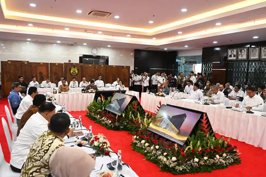 Rapat koordinasi subsisi energi yang membahas mengenai mekanisme subsidi BBM, listrik, pupuk, hingga LPG yang bertempat di Kantor Kementerian Energi dan Sumber Daya Mineral (ESDM), Jakarta pada 4 November 2024. Foto: Kemenkeu/Biro KLI-Leonardus Oscar H.C.