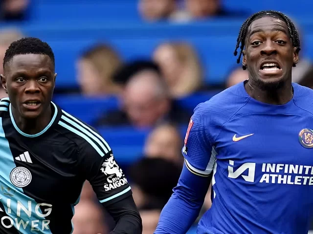 Patson Daka dari Leicester City dan Axel Disasi dari Chelsea berfoto pada 17 Maret 2024 (c) Foto: IconSport/SportsMole