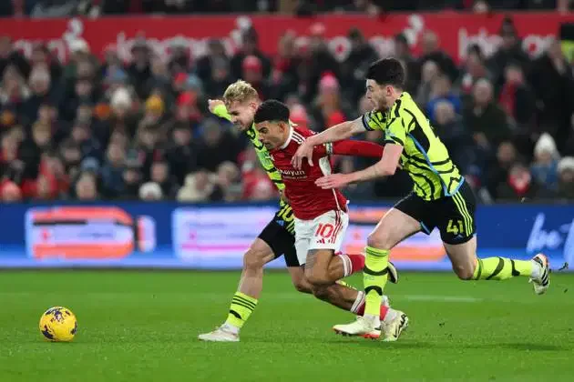 Morgan Gibbs-White dari Nottingham Forest sedang bertarung dengan Emile Smith Rowe dan Declan Rice dari Arsenal selama pertandingan Liga Primer antara Nottingham Forest dan Arsenal di City Ground di Nottingham, pada 30 Januari 2024. (c) Credit: IMAGO/NurPhoto