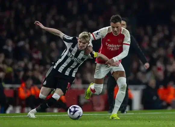 Anthony Gordon (kiri) dari Newcastle United ditantang oleh Ben White dari Arsenal selama pertandingan Liga Primer Inggris antara Arsenal dan Newcastle United di London, Inggris, 24 Februari 2024. Kredit: IMAGO/ Xinhua