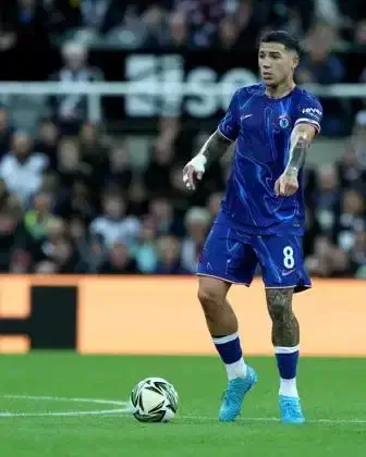 Enzo Fernandez dari Chelsea beraksi selama pertandingan Putaran 16 Besar Piala Carabao antara Newcastle United dan Chelsea di St. James's Park di Newcastle, Inggris Raya, pada 30 Oktober 2024. Credit: IMAGO/NurPhoto