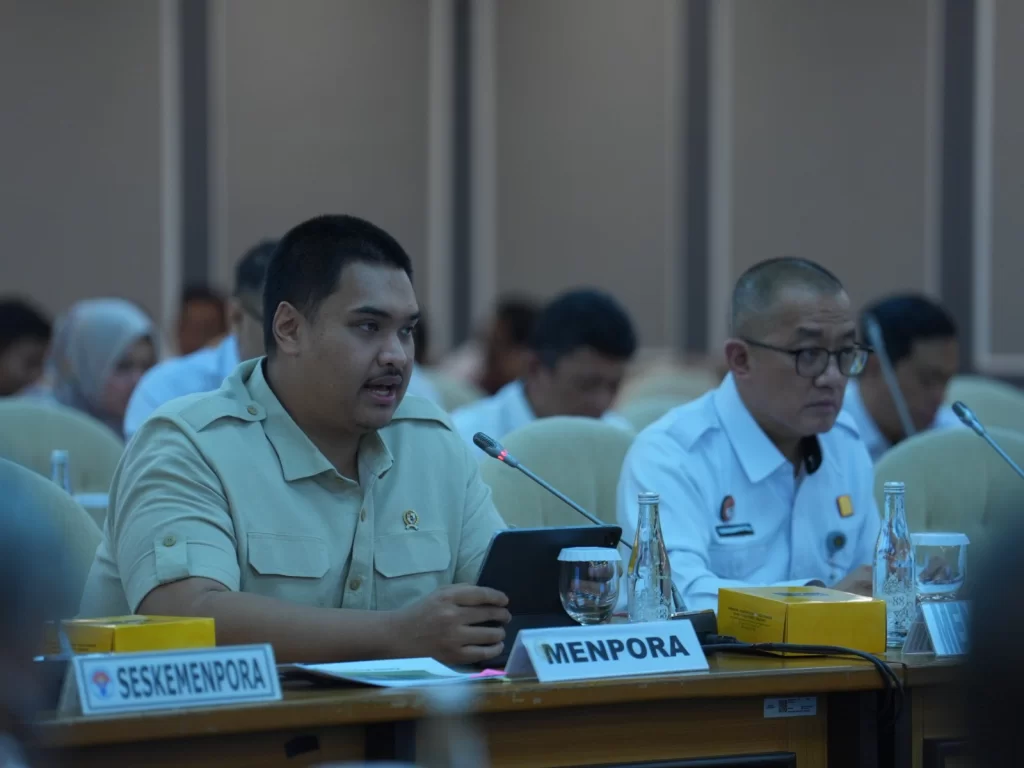 Menpora, Ario Bimo Nandito Ariotedjo (Dito Ariotedjo) dan perwakilan Kemenkumham pada rapat kerja Komisi XIII DPR RI di Gedung DPR RI, Jakarta pada Senin (4/11). (c) PSSI