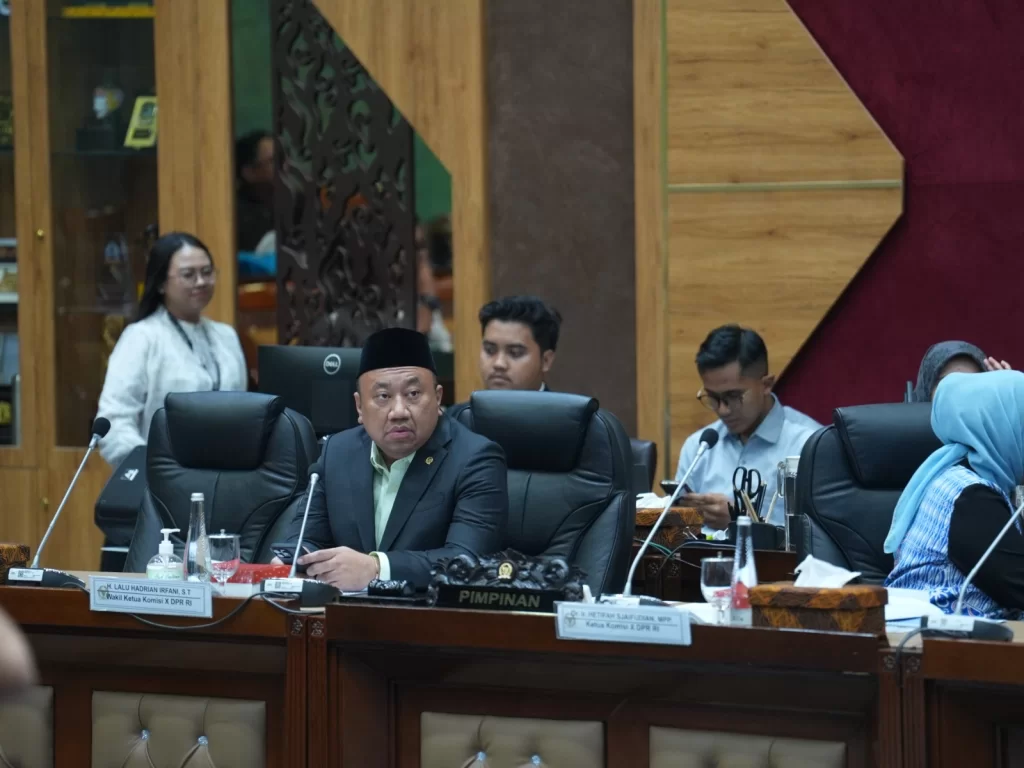 Ketua Komisi X DPR RI, Hetifah Sjaifudian dan Wakil Komisi X DPR RI Lalu Hadrian Irfani pada Rapat Kerja bersama Menpora, Ario Bimo Nandito Ariotedjo (Dito Ariotedjo) di Gedung DPR RI, Jakarta pada Senin, 4 November 2024. (c) PSSI