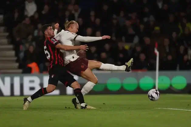 Erling Haaland dari Manchester City telah melepaskan tembakan ke gawang yang ditepis ke jalur Phil Foden untuk mencetak gol selama pertandingan Liga Primer di Stadion Vitality pada Sabtu 24 Februari 2024. Foto: IMAGO/Colorsport